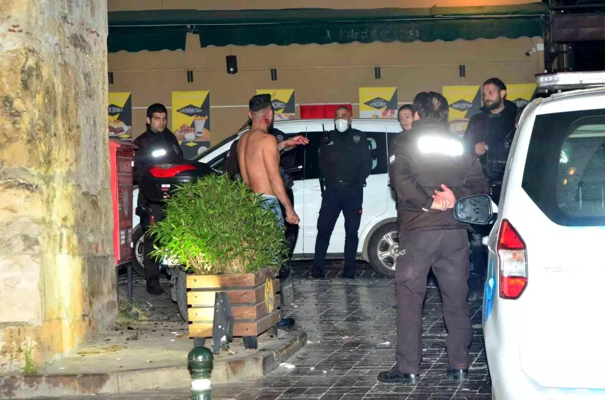 Son dakika haberleri | Bıçakla kendisine zarar veren genci, polisler ikna etti