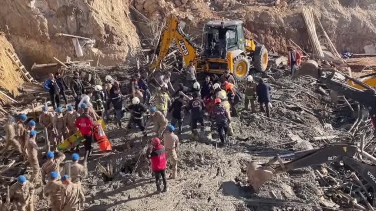 Çöken inşaatın enkazı altında kalan işçinin cansız bedenine ulaşıldı