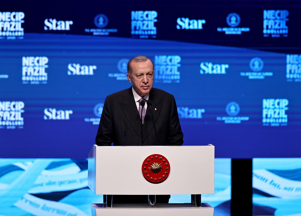 Cumhurbaşkanı Erdoğan: "Necip Fazıl Ödülleri ile bu zorbaların konforu bozulmuş, yıllardır al gülüm ver gülüm işlettikleri tezgahları dağılmıştır."