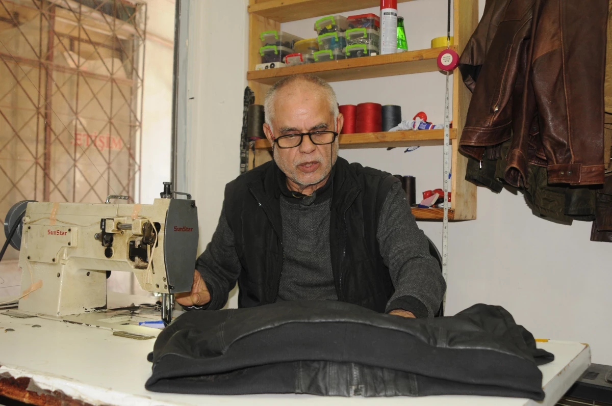 Deri kıyafetler üreten Mardinli terzi 35 yıllık mesleğini oğluyla sürdürüyor