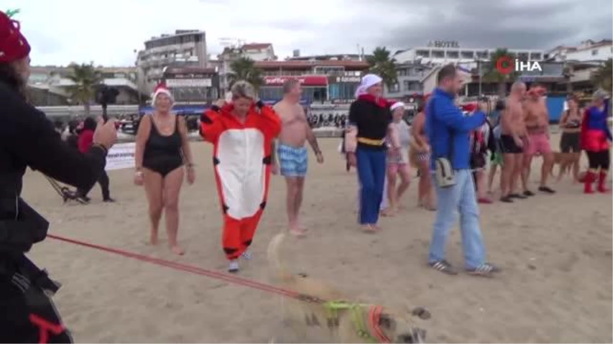 Didim\'de sokak hayvanları için denize girme etkinliği bu yıl da gerçekleştirildi