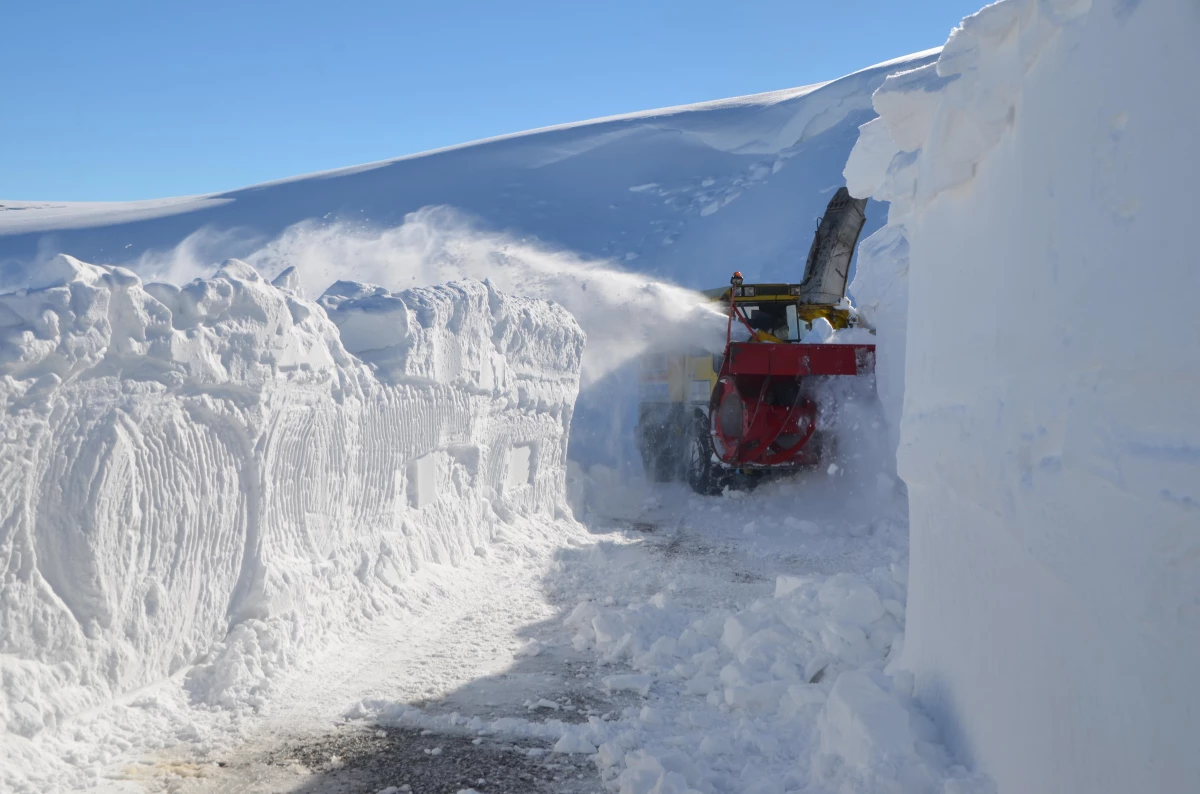 Doğu Anadolu\'da kapalı yollar karla mücadele ekiplerince açılıyor