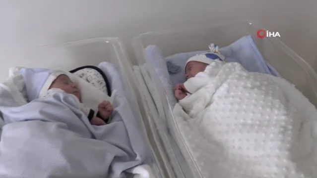 Erken doğan ikizler 3 ay sonra korona virüsü atlattı