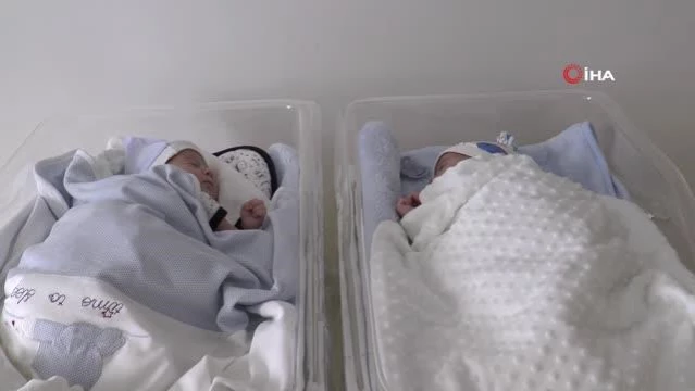 Erken doğan ikizler 3 ay sonra korona virüsü atlattı