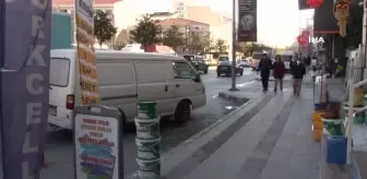 Esenyurt'ta dalgın anne çocuğunu unuttu... Bebek arabasının caddeye doğru ilerlediği anlar kameraya yansıdı