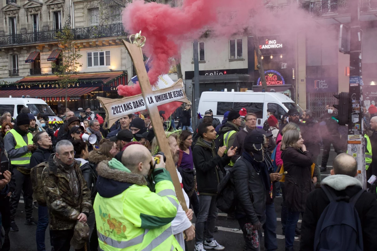 Fransa\'da Kovid-19 aşısı zorunluluğu ve sağlık ruhsatı karşıtları eylem yaptı