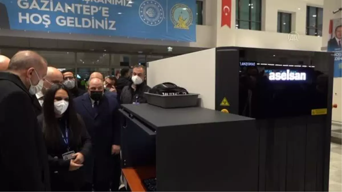 GAZİANTEP - Cumhurbaşkanı Erdoğan, ASELSAN\'ın yerli ARIN X-ray bagaj kontrol cihazını inceledi