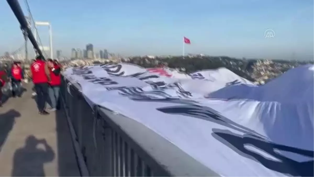 Grevde olan Bakırköy Belediyesi işçileri 15 Temmuz Şehitler Köprüsü\'ne pankart astı