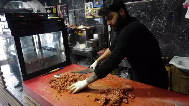 Hataylı kasap 1 dakikada kağıt kebabı hazırlıyor
