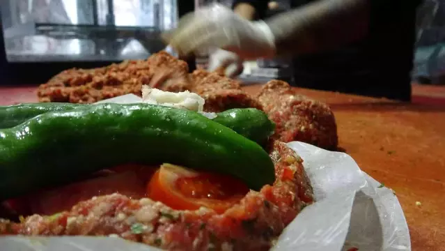 Hataylı kasap 1 dakikada kağıt kebabı hazırlıyor