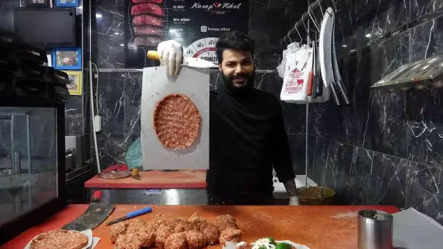 Hataylı kasap 1 dakikada kağıt kebabı hazırlıyor