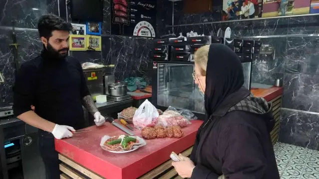 Hataylı kasap 1 dakikada kağıt kebabı hazırlıyor