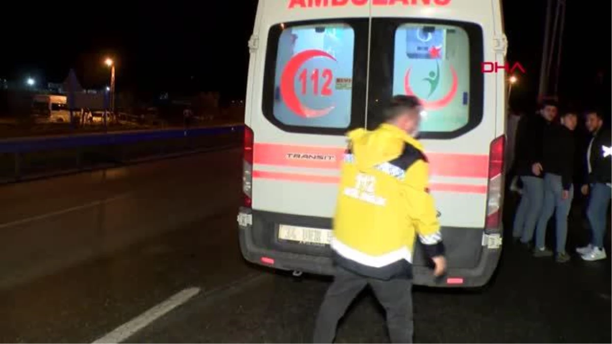 Şile Otoyolu\'nda otomobil direğe çarptı: 3 yaralı