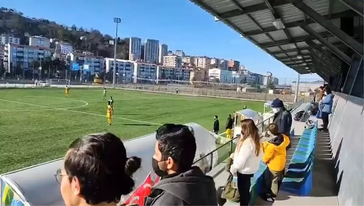 İstiklal Marşı\'nı duyunca maça ara verip saygı duruşuna geçtiler