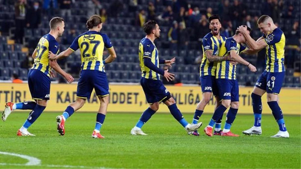 Kadıköy\'de yıldız futbolculara tepki yağdı