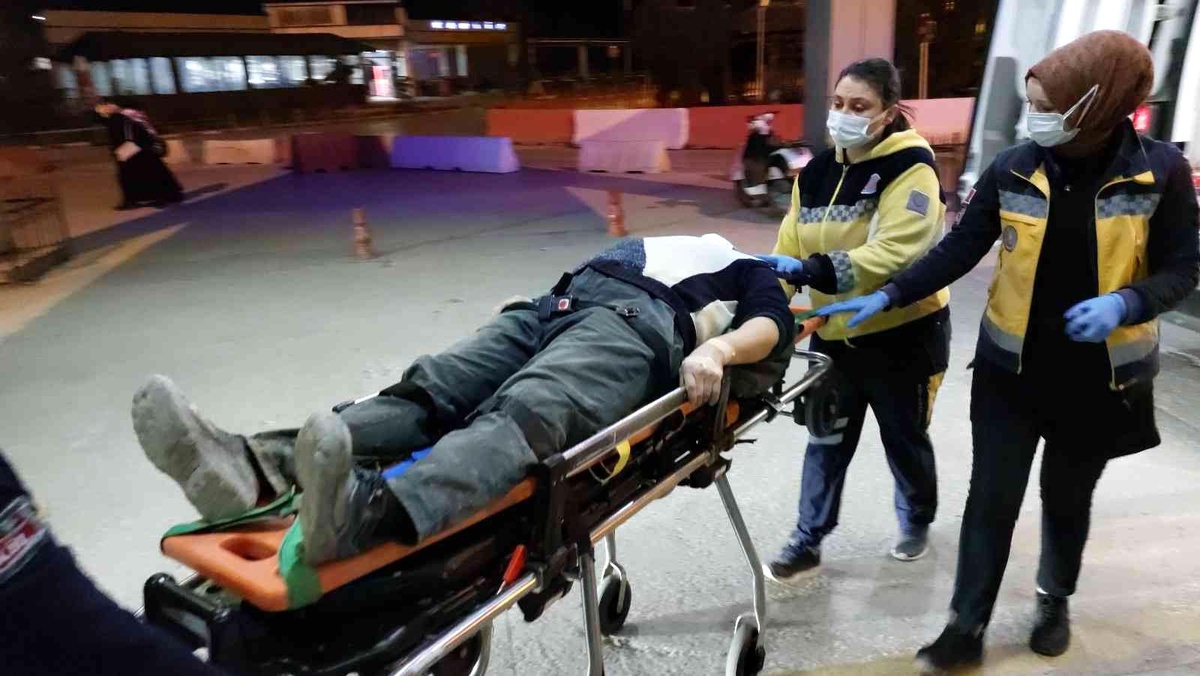 Kamyonetten düşen inşaat işçisi hastanelik oldu