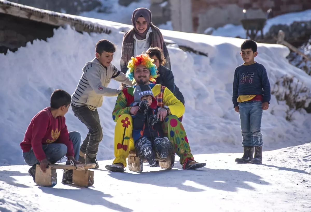 Kars\'ta çocuklar palyaço ile kızakla kayarak eğlendi