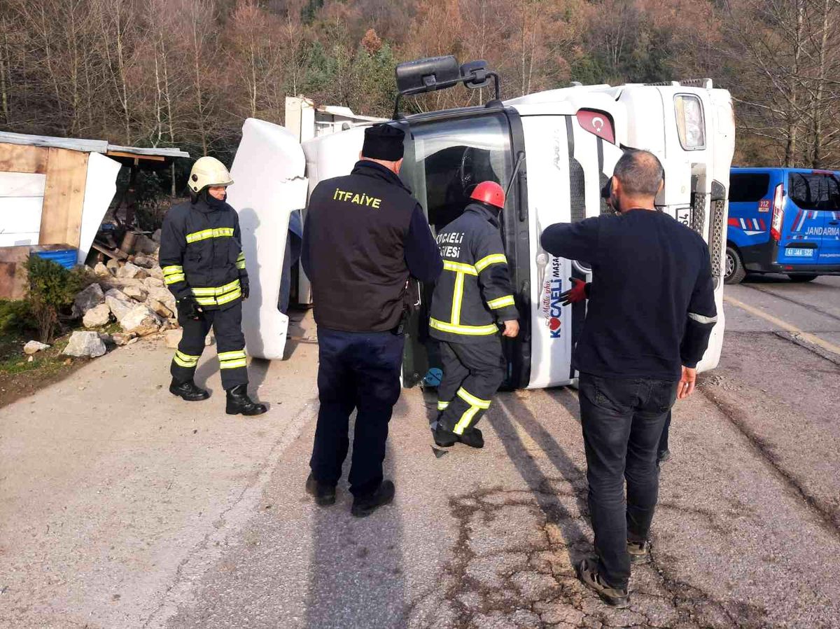 Kocaeli\'de tır devrildi, sıkışan sürücüyü itfaiye ekipleri çıkardı