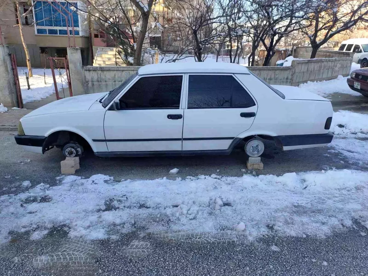 Park halindeki 4 aracın lastiklerini çalan iki şüpheli tutuklandı