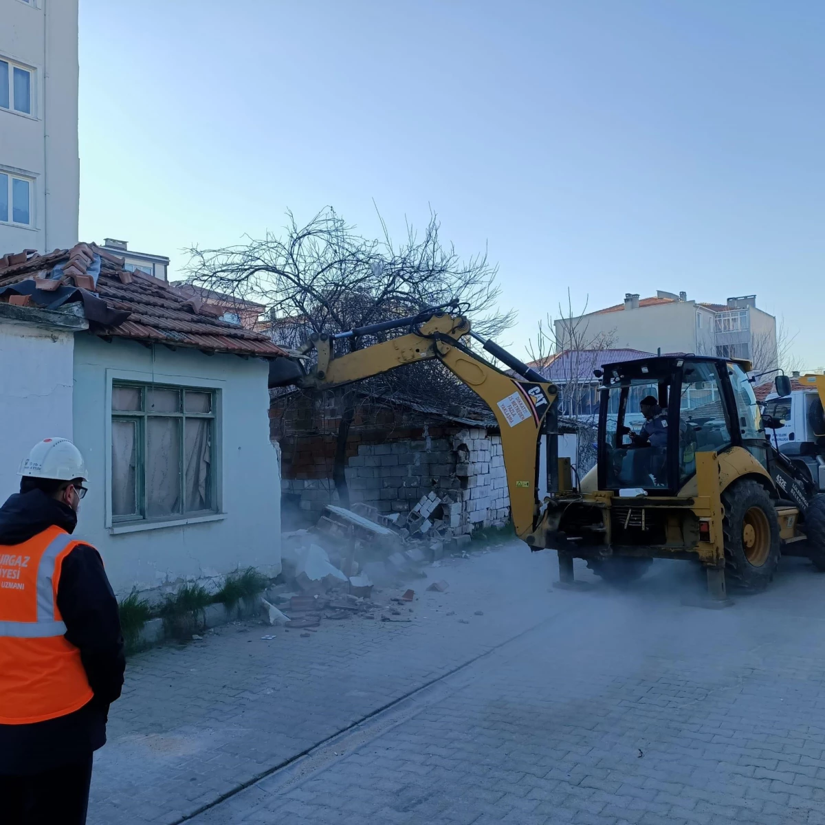 Lüleburgaz\'da metruk binalar yıkılıyor