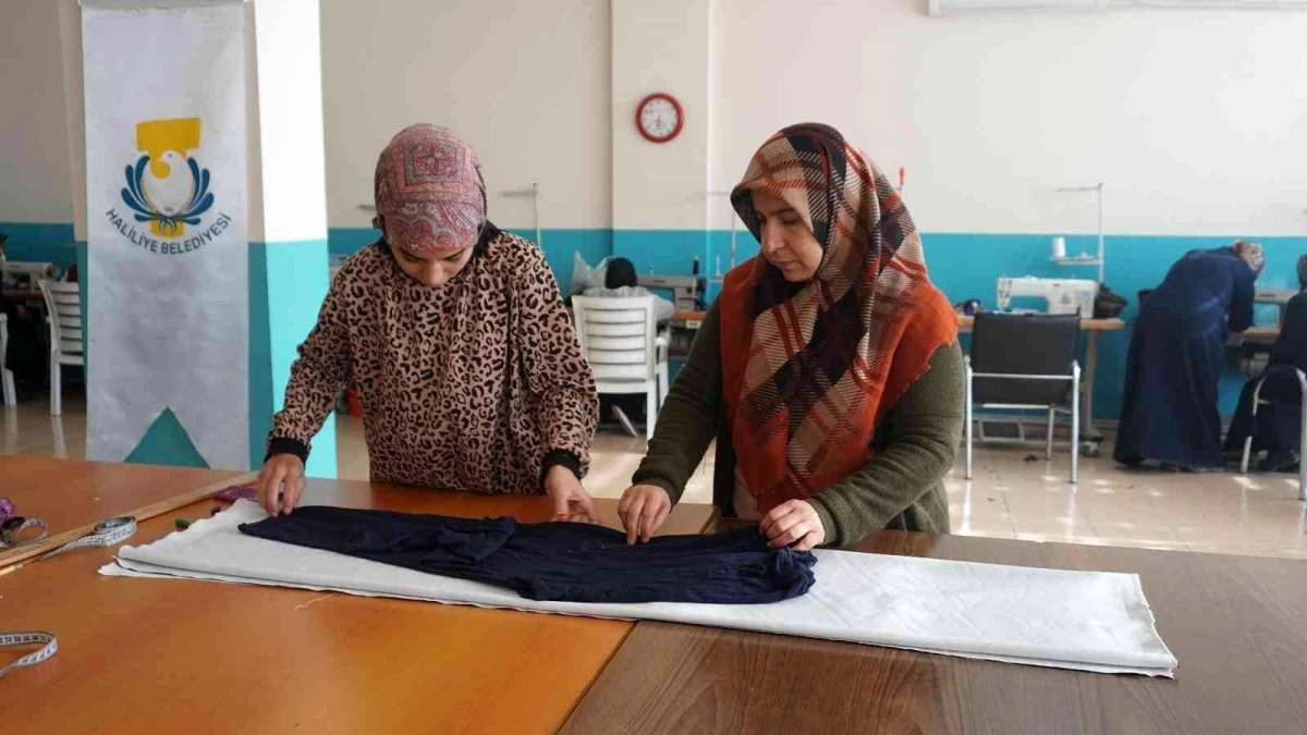 Meslek öğrenen kadınlardan Başkan Canpolat\'a teşekkür