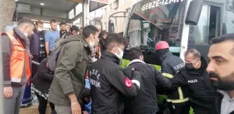 Otobüs durağa çarptı, bekleyen yolcular altında kaldı: 3 yaralı