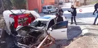 Park halinde alev alan otomobil kullanılmaz hale geldi