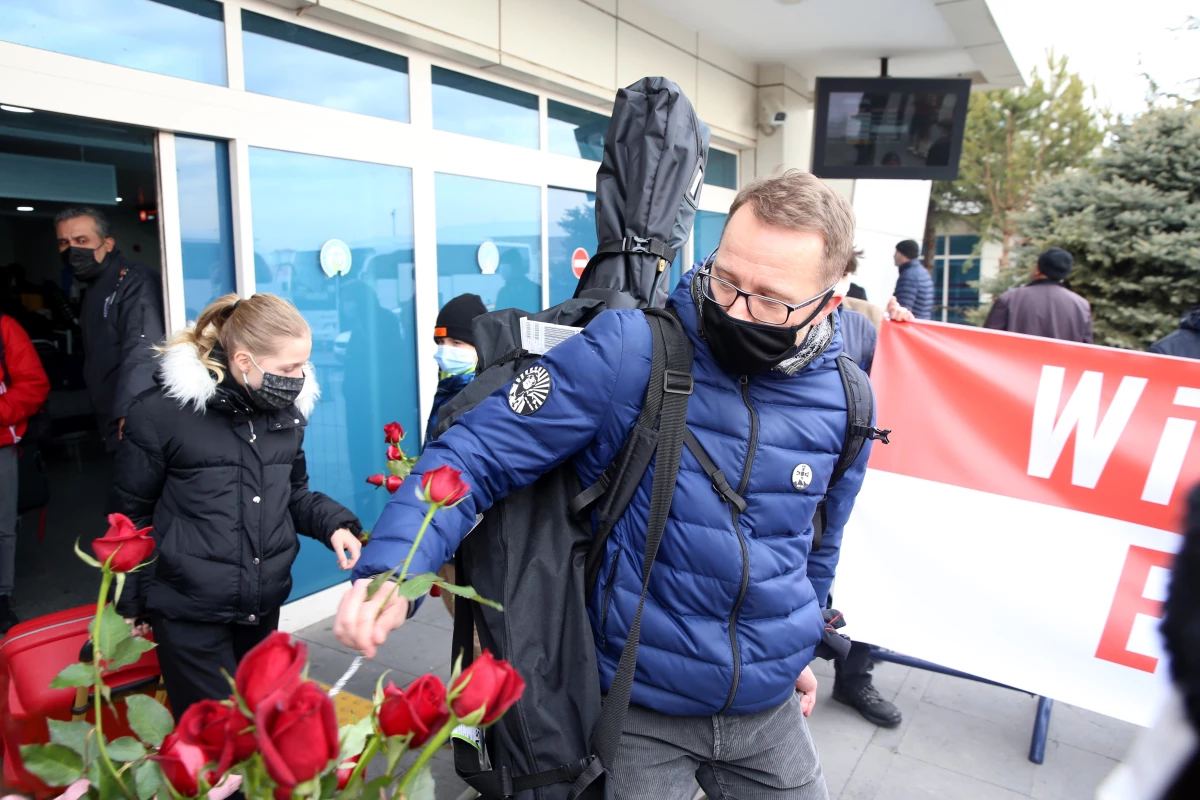 Polonyalı turistler Kayseri\'de çiçeklerle karşılandı