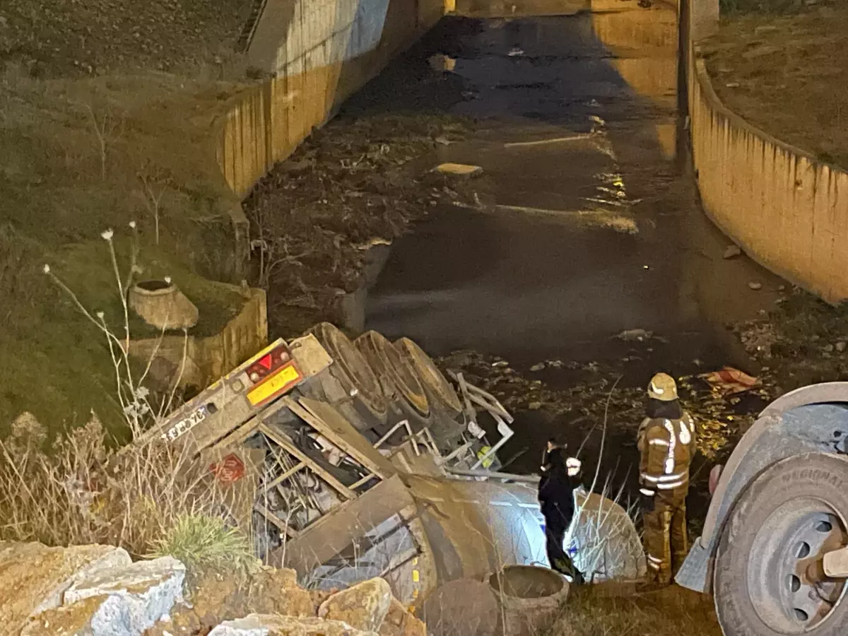 Sancaktepe\'de kimyasal madde yüklü tanker devrildi