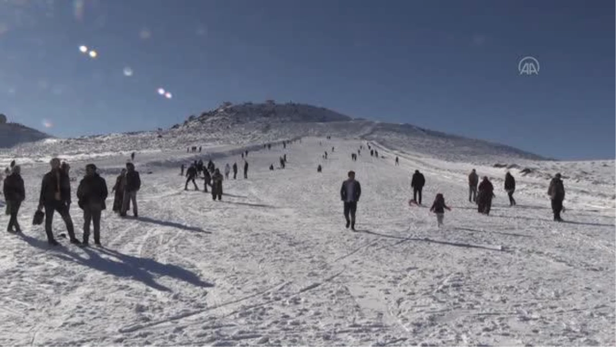 ŞANLIURFA - Güneydoğu\'nun zirvesi Karacadağ\'da kayağa yoğun ilgi
