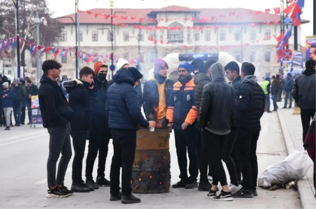 SİVAS\'TA KIŞ FESTİVALİ; SOĞUK HAVADA GÜREŞ, KARATE VE TEKVANDO GÖSTERİSİ