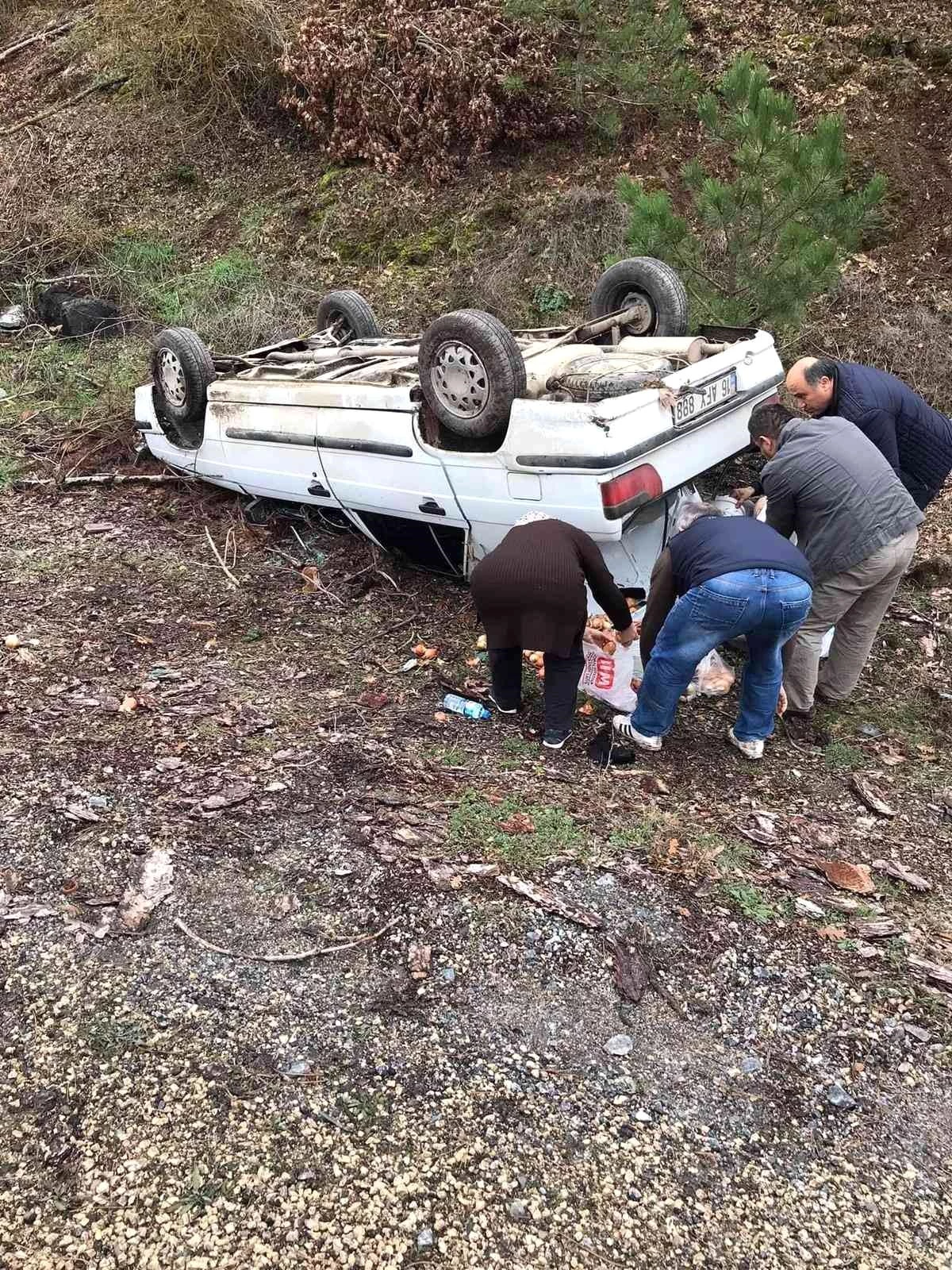 Taklalar atan otomobilden sağ kurtuldular