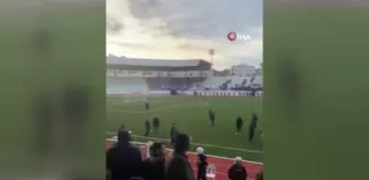 Taraftar ile futbolcu yumruk yumruğa birbirine girdi