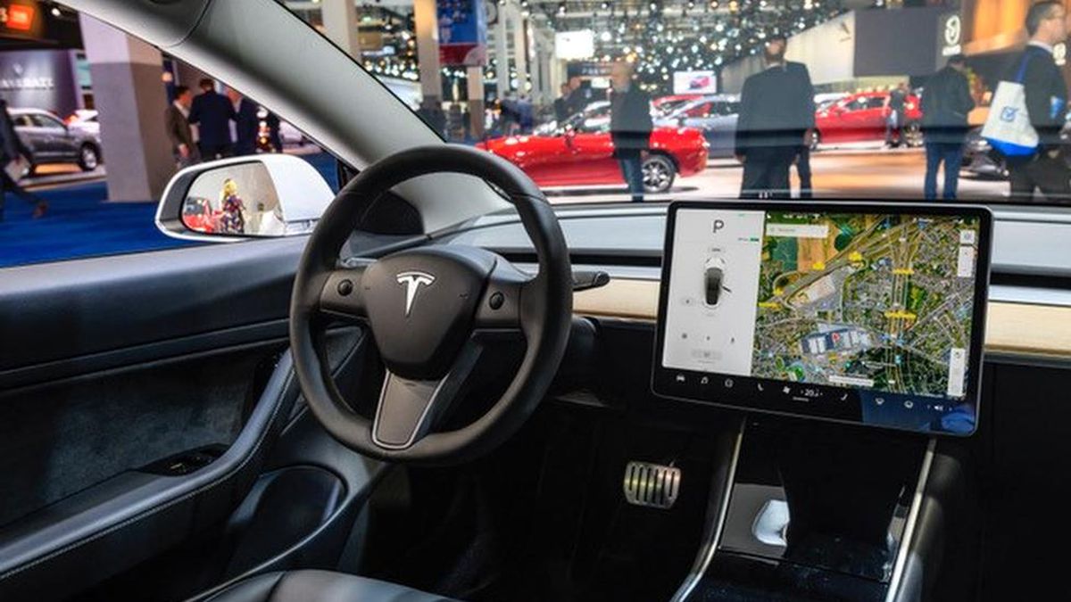 Tesla araç sürerken oyun oynama özelliğini kapatacak