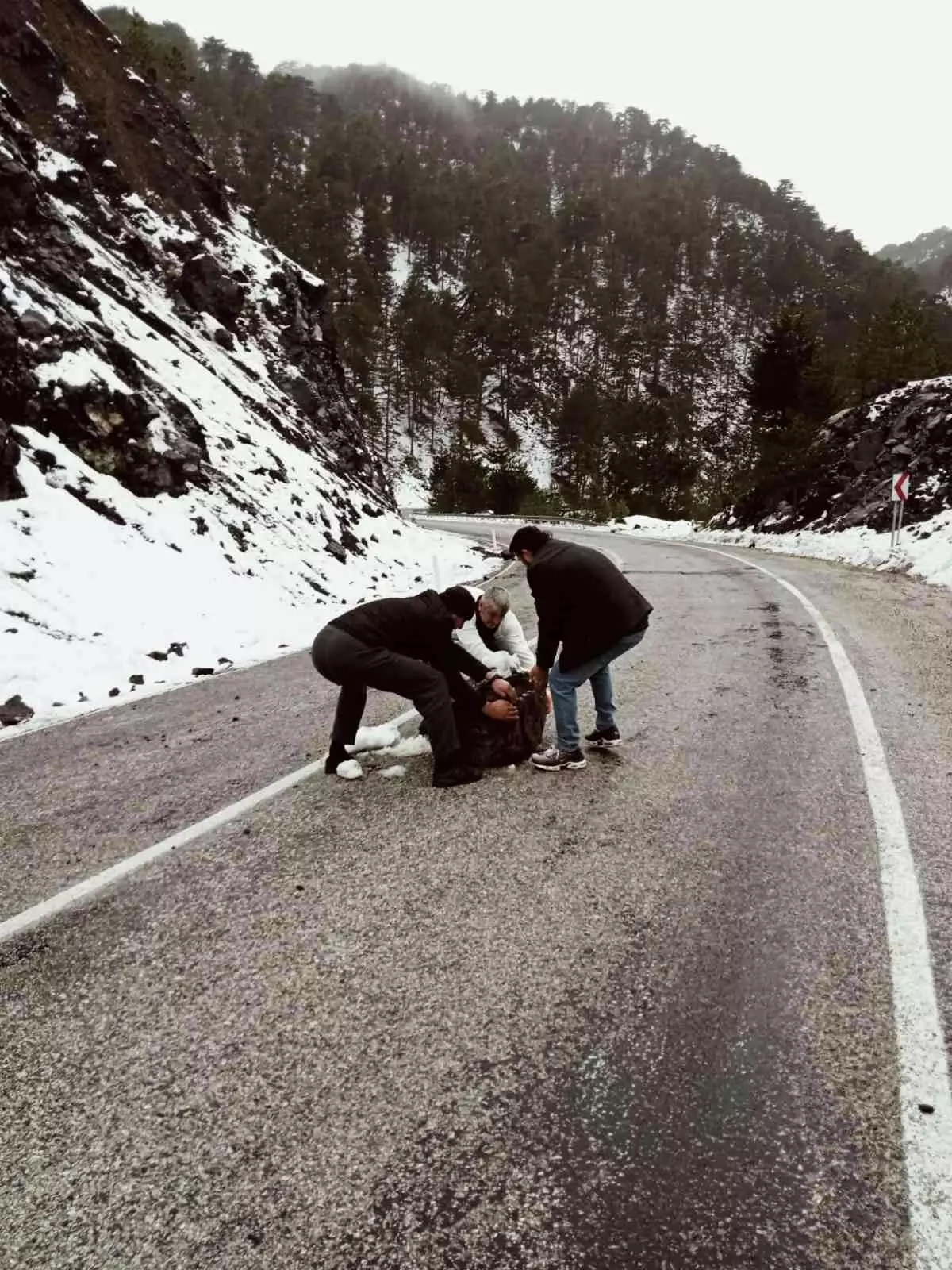 Yola düşen kaya parçası sürücülere zor anlar yaşattı