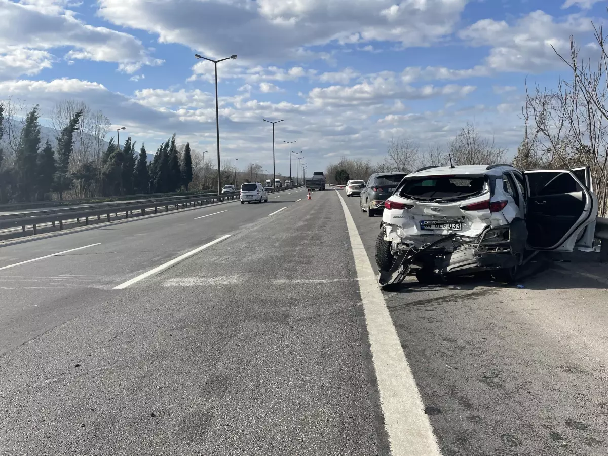 Anadolu Otoyolu\'nda cip ile otomobilin çarpıştığı kazada 3 kişi yaralandı