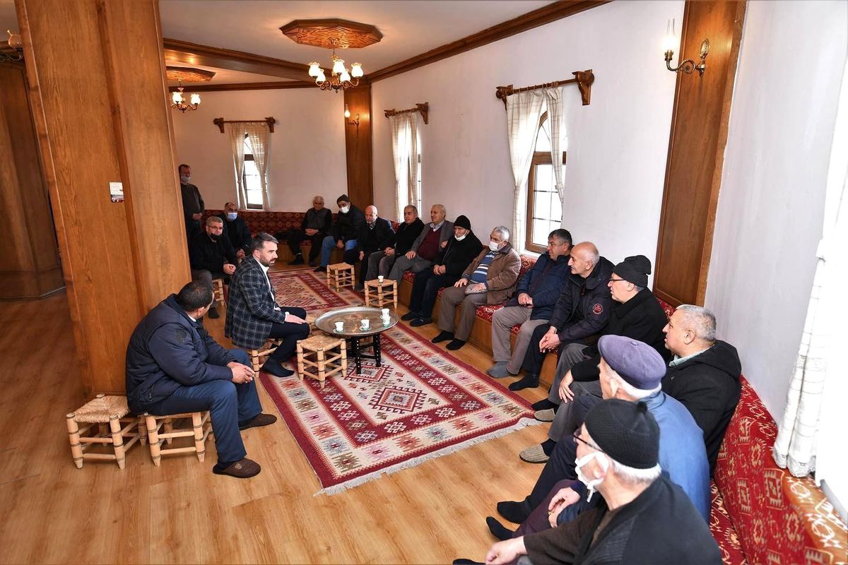 Başkan Ertuğrul Çetin\'den Dede Torun Evinde çay eşliğinde sıcak sohbet