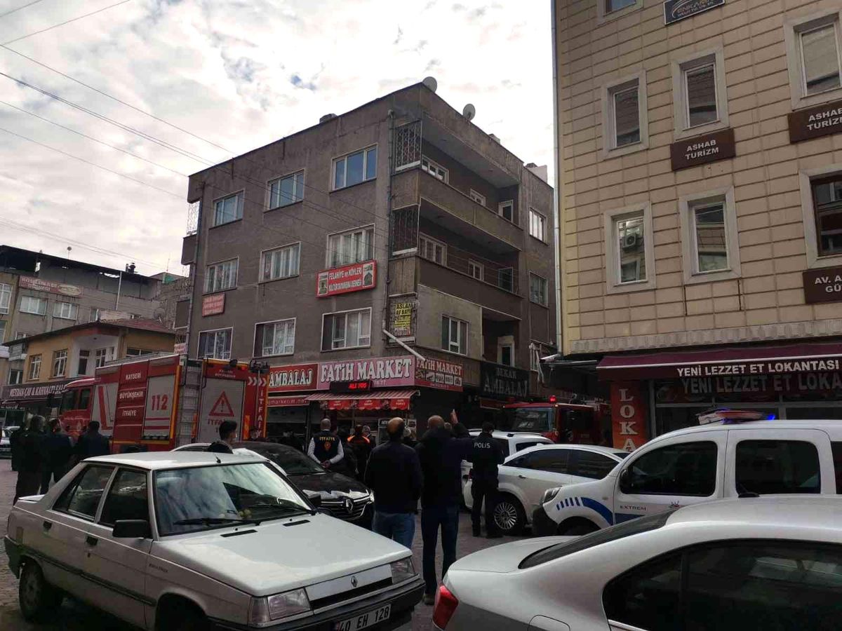 Binanın çatısında çıkan yangın söndürüldü