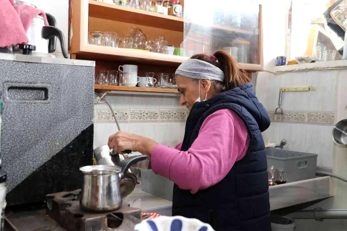 Bu kıraathanede çaylara kadın eli değiyor