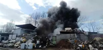 Bursa'da hurda deposu alev aldı, dumanlar gökyüzünü kapladı