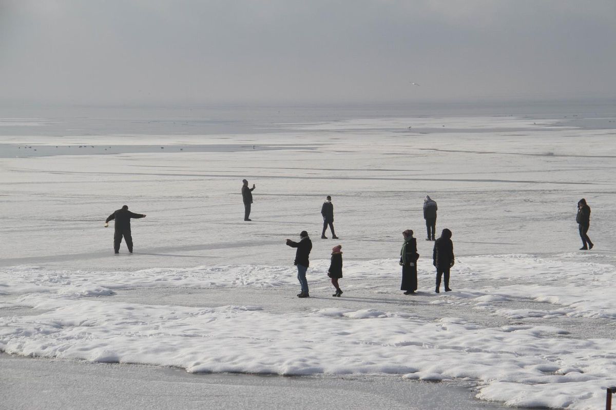 Buz tutan gölde tehlikeye rağmen yürüyüp bisiklet sürdüler