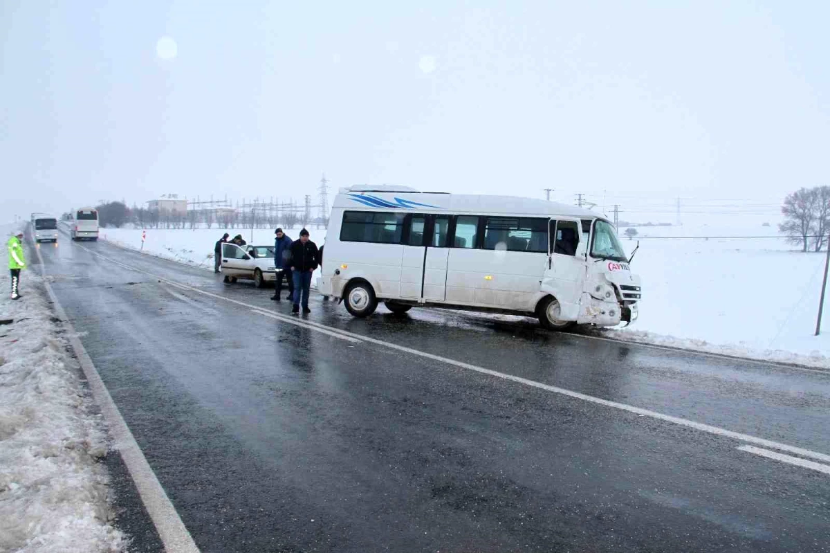 Öğrenci servisi devrildi: 2 yaralı