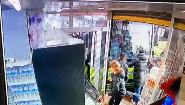 Son dakika haber: Çocuklarıyla birlikte otobüsün altında kalan kadın hayatını kaybetti