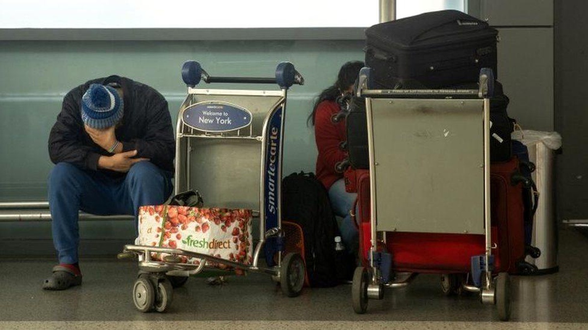 Covid: Mürrettebat açığı nedeniyle binlerce uçuş iptal edildi