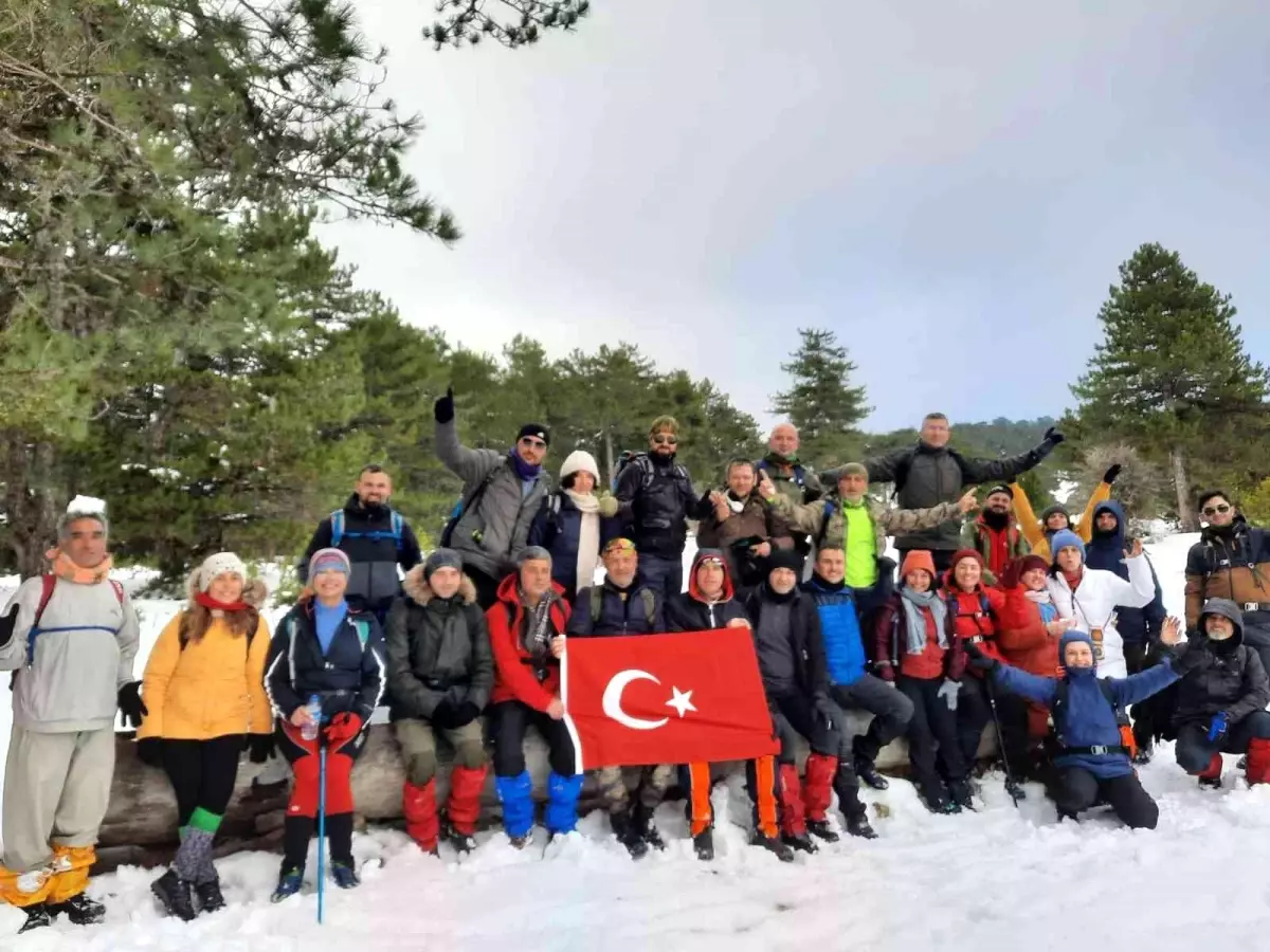 Doğa tutkunları kar kalınlığının 1 metreye ulaştığı Türkmen Dağı\'na çıktılar