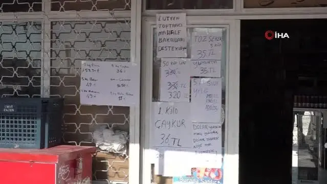 Elazığ'da bakkal sahibi indirim yaptı, astığı yazılarla dikkat çekti