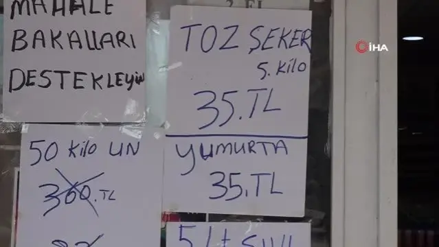 Elazığ'da bakkal sahibi indirim yaptı, astığı yazılarla dikkat çekti