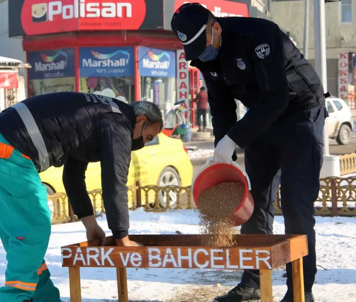 Erzurum Büyükşehir Belediyesi yaban hayatı için doğaya yem bıraktı