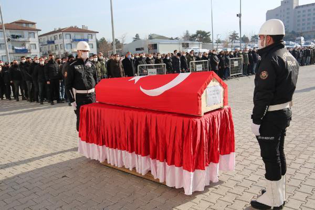 EVİNDE ÖLÜ BULUNAN POLİS MEMURU İÇİN TÖREN DÜZENLENDİ