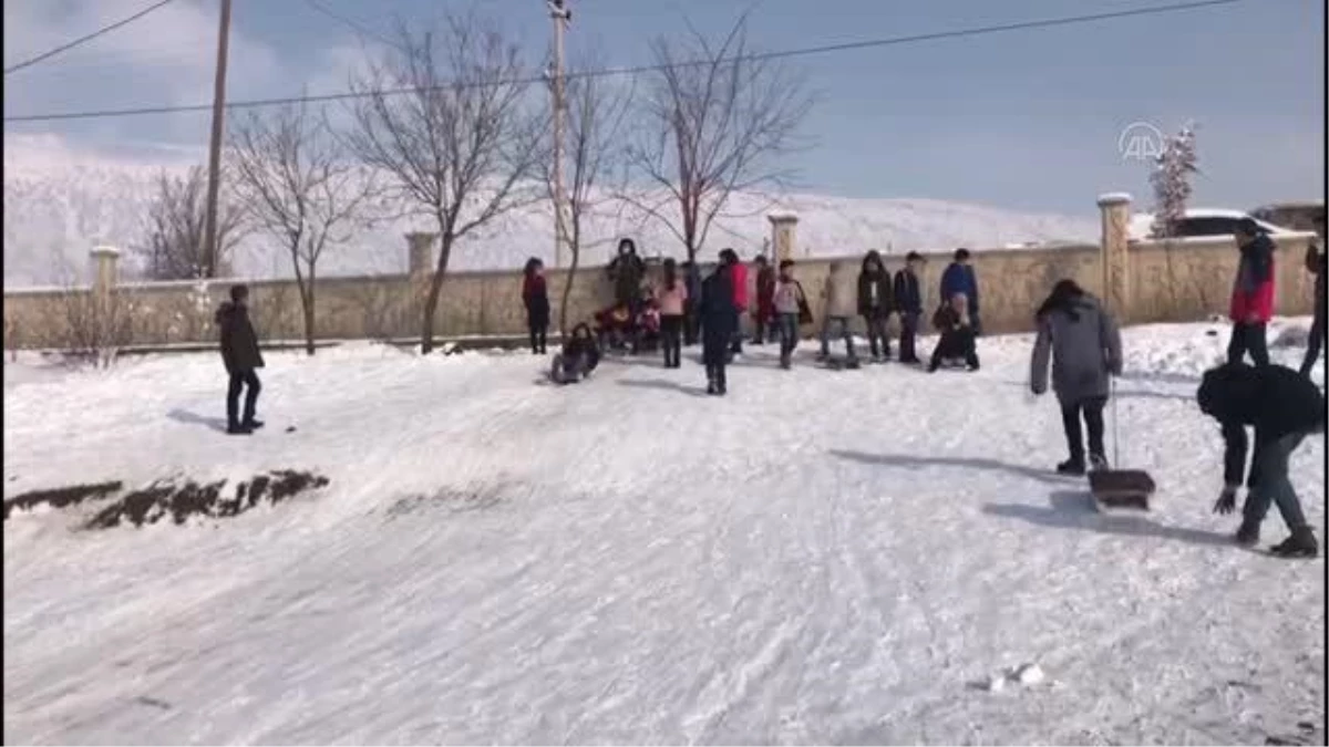 Güroymak\'taki köy okulunda "kızak şenliği" düzenlendi